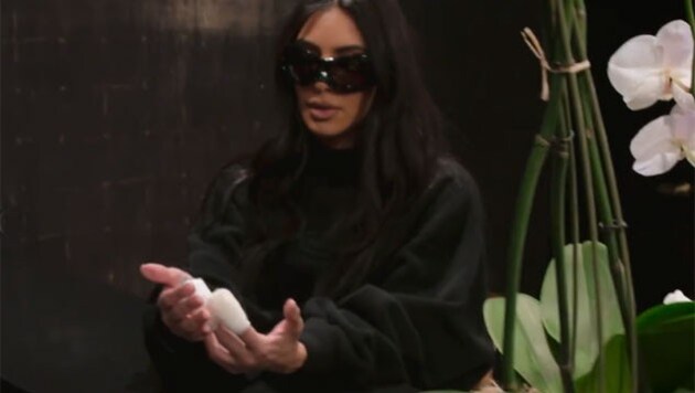 Kim Kardashian zeigt ihre zwei gebrochenen und bereits bandagierten Finger. (Bild: https://www.instagram.com/kardashianshulu)