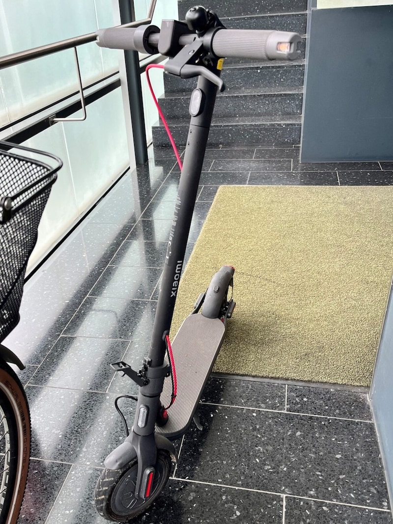 The stolen Xiaomi e-scooter. (Bild: Polizei)