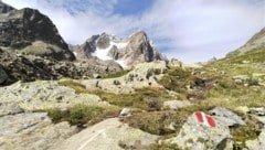 Die Watze mit ihrem Doppelgipfel und dem Hängegletscher bietet ein eindrucksvolles Bild im Aufstieg. (Bild: Peter Freiberger)