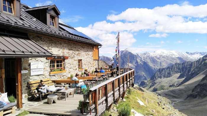 Von der Terrasse blickt man hinüber zum Geigenkamm.