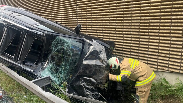 Das Fahrzeug wurde nach dem Übeerschlag zwischen Leitplanke und Lärmschutzwand eingeklemmt. (Bild: Landesfeuerwehrverband Salzburg)