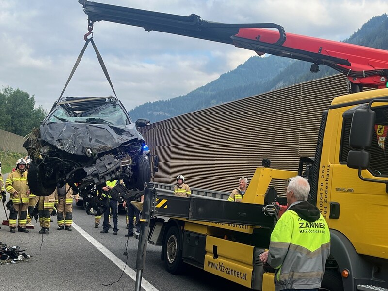 Knapp eine Stunde wurde die Tauernautobahn im Unfallbereich im Rahmen der Fahrzeugbergung gesperrt.  (Bild: Landesfeuerwehrverband Salzburg)