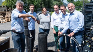 Energielandesrat Daniel Zadra (2. v. r.) begleitete das Minister-Duo bei den Betriebsbesuchen in ...