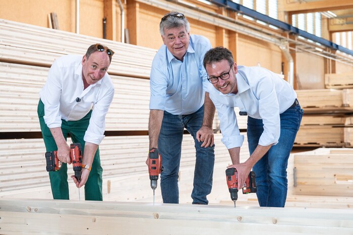 Johannes Rauch, Werner Kogler und Daniel Zadra (v.l.)schraubten am Stadiondach für die ...