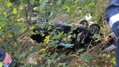 Ein schwer verletzter Pkw-Lenker wurden nach einem Unfall aus einem Bachbett gerettet (Bild: Bfkdo Amstetten)