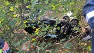 Ein schwer verletzter Pkw-Lenker wurden nach einem Unfall aus einem Bachbett gerettet