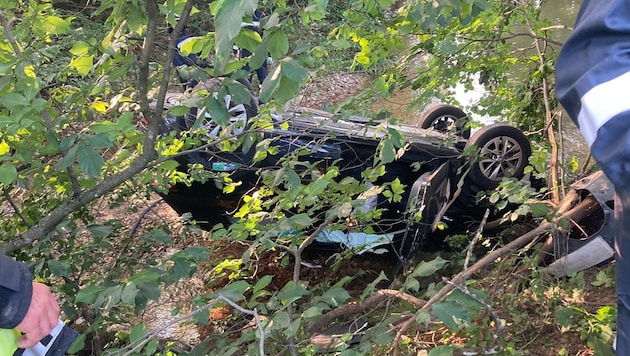 Ein schwer verletzter Pkw-Lenker wurden nach einem Unfall aus einem Bachbett gerettet (Bild: Bfkdo Amstetten)