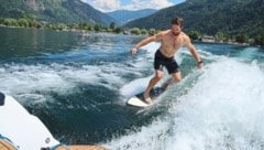 Marco Schwarz ging beim „Krone“-Termin auf das Wakeboard – das Knie hält! (Bild: Birbaumer Christof)