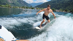 Marco Schwarz ging beim „Krone“-Termin auf das Wakeboard – das Knie hält! (Bild: Birbaumer Christof)