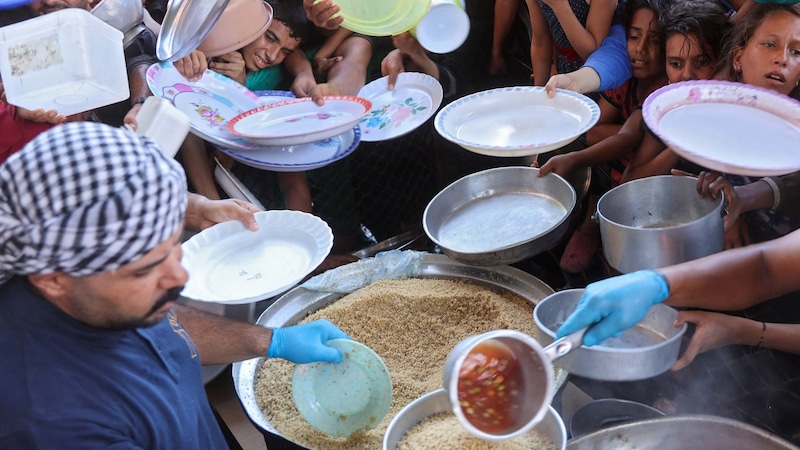 Zivilpersonen bei der Essensverteilung im Gazastreifen (Bild: AFP/Omar Al-Qattaa)