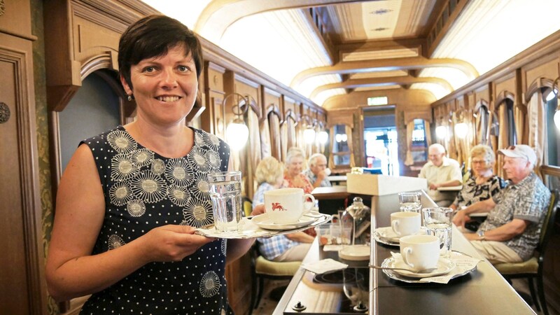 Kerstin Ogris (re.) leitet das Südbahnmuseum (Bild: Krone/Wagner)