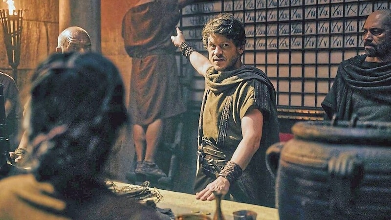 Der „Game of Thrones“-Schauspieler Iwan Rheon ist auch ein Teil der neuen Gladiatoren-Serie.  (Bild: Peacock/Amazon Prime Video)