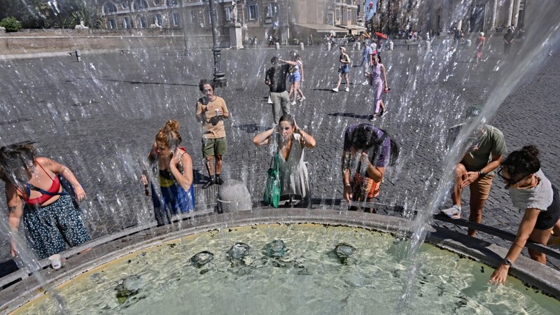 Kurze Abkühlung an der Piazza del Popolo in Rom (Bild: APA/AFP/Andreas SOLARO)