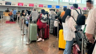 Aktuell werden Fluggäste in Schwechat gebeten, nur mit Handgepäck anzureisen. Check-in und ...