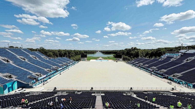 Im Schlossgarten von Versailles wurde eine Riesenarena errichtet. (Bild: AFP/AFP or licensors)