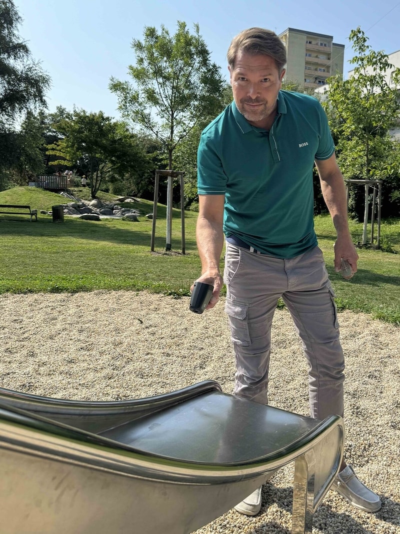 Woundwo expert Mathias Varga took a close look at playgrounds in Graz - or rather, under the thermometer. (Bild: WOUNDWO/CS)