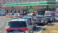 Viel Blaulicht rückte aus, als ein Alarm um Messerstiche an einer Tankstelle einging.  (Bild: Leserreporter)