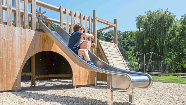 Metal slides, like here at the playground in Graz's Theodor-Körner-Straße, can get extremely hot and dangerous in the blazing sun. (Bild: Juergen Fuchs)