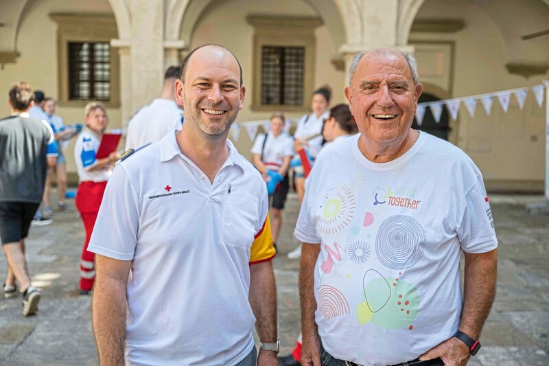 Patrick Lackner, Head of the Styrian Red Cross Youth, and Siegfried Schrittwieser, Styrian Red Cross President, at the competition in the Landhaushof. (Bild: Juergen Fuchs)