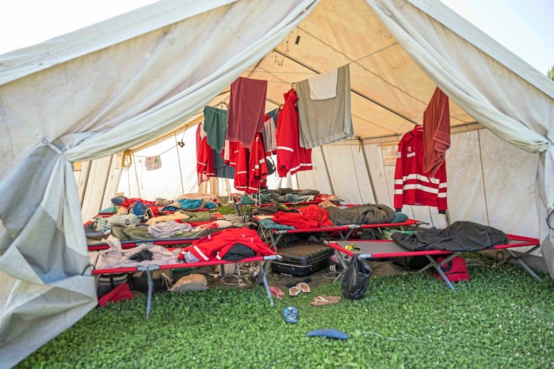 Camps are set up in front of the Bruckner Sports School in Graz. (Bild: Juergen Fuchs)