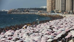 In Alexandria flüchten die Menschen ob der Hitze zu Tausenden an den Strand.   (Bild: AFP or licensors)