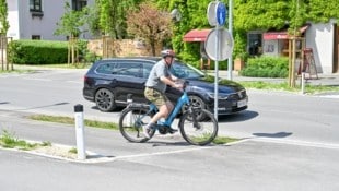 Der neue Radweg in Scharnstein entlang der B 120 sorgt für viel Verwirrung und oft auch für sehr ...