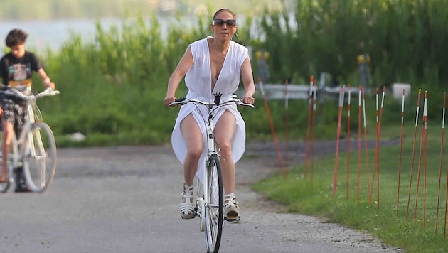 Jennifer Lopez spends time with her children and her manager in the Hamptons - there's no sign of husband Ben Affleck anywhere. (Bild: Photo Press Service/www.PPS.at)