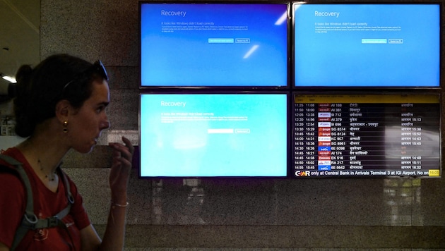 Many travelers at airports were particularly affected by the Crowdstrike glitch. (Bild: APA/AFP/Money SHARMA)