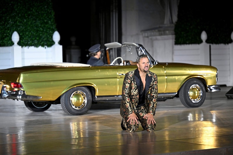 Jedermann Hochmair kam mit goldener Limousine auf die Bühne auf dem Salzburger Domplatz. (Bild: APA/BARBARA GINDL / APA / picturedesk.com)