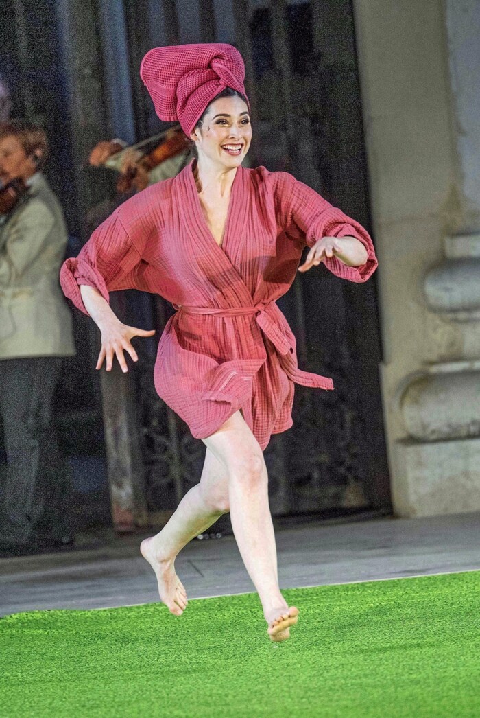 Erster Auftritt als Buhlschaft im Bademantel: Deleila Piasko