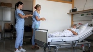Ein Weg, um angehenden Pflegefachassistenten rasch die Praxis näherzubringen, sind Spezialtrainings (Bild) an den Salzburger Landeskliniken. (Bild: Tröster Andreas)