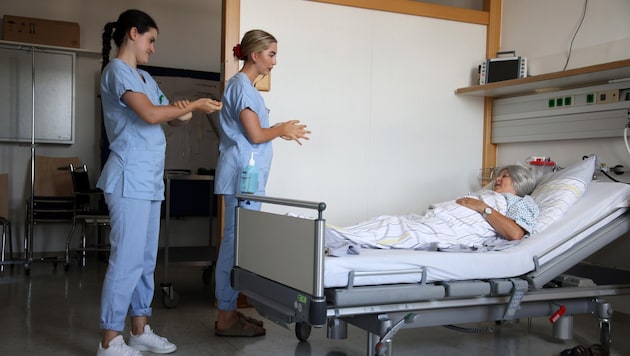 One way to quickly familiarize prospective nursing assistants with the practical side of things is through special training courses (photo) at the Salzburg regional hospitals. (Bild: Tröster Andreas)