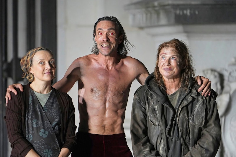 Regine Zimmermann (Glaube), Christoph Luser (Jedermanns guter Gesell/Teufel), Dörte Lyssewski (Ein armer Nachbar/Gute Werke) (Bild: ORF / FIRST LOOK/ORF/ Roman Zach-Kiesling)