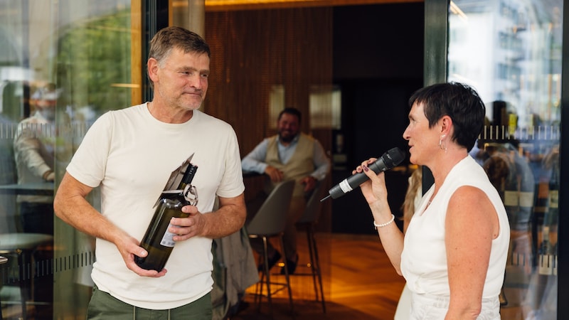 Natalie bedankte sich bei Handwerker Bruno Albrecht für den großen Einsatz. (Bild: mathis.studio)