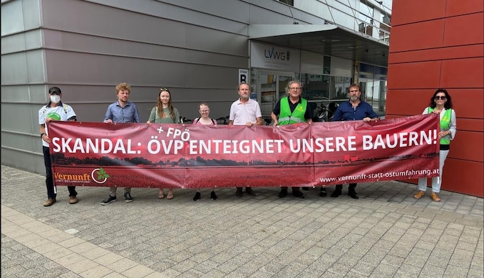 Asphalt statt Ackerland: Mit Transparenten machten betroffene Grundstückseigner gegen die Bodenversiegelung zuletzt in und um die zweitgrößte Stadt des Landes aufmerksam.
