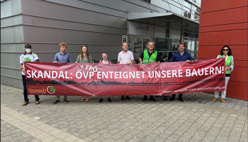 Asphalt instead of farmland: Affected landowners recently used banners to draw attention to the sealing of soil in and around the country's second largest city. (Bild: zVg)