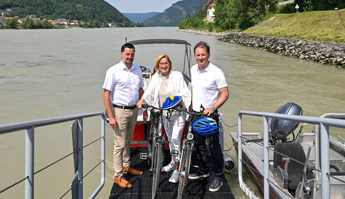 Bürgermeister Josef Kienesberger, Landeshauptfrau Johanna Mikl-Leitner und Destination Donau Niederösterreich Geschäftsführer Bernhard Schröder informierten bei der Anlegestelle in Aggsbach-Dorf über die Fähre, die ab 22. Juli den Betrieb aufnimmt (v.l.n.r.).