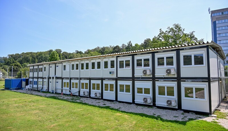 Containers like the one on Aubrunnerweg will not be able to solve the shortage of school places in the short term; it is more likely that the maximum number of pupils will be increased. (Bild: Dostal Harald)