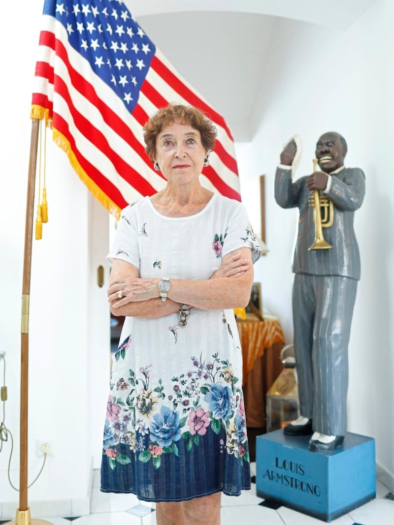 In front of the US flag and a statue of jazz legend Louis Armstrong: the ambassador in her Vienna apartment. (Bild: Holl Reinhard)