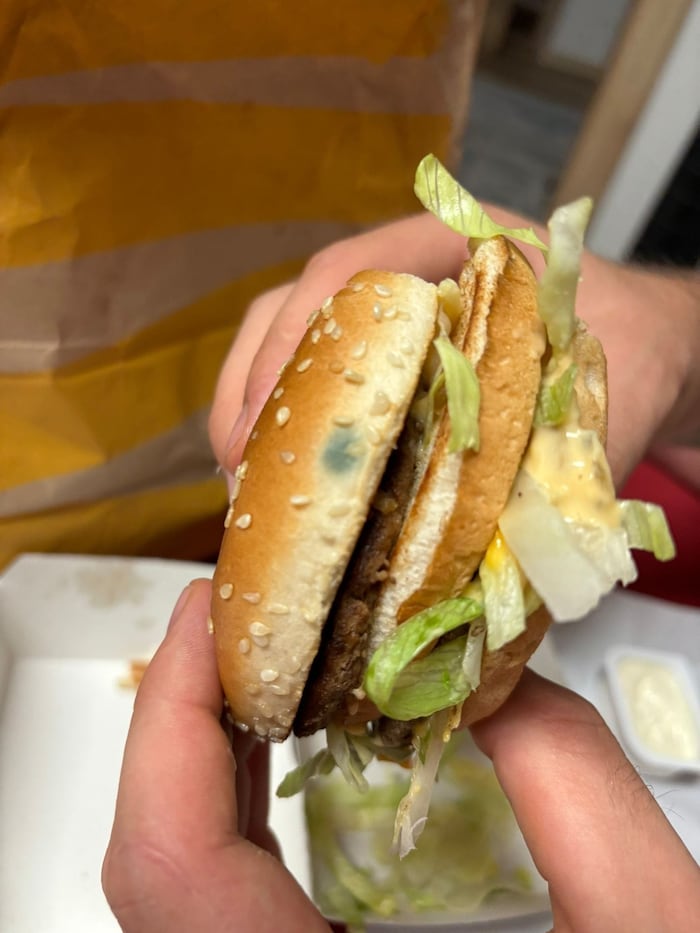 Ein schauriger Anblick der Rückseite des Burgers ereilte den Waldviertler.