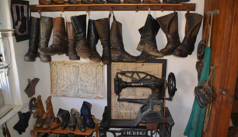 Auch eine Stiefelmacherwerkstatt gibt es im Dorfmuseum.  (Bild: Charlotte Titz)