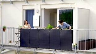 Strom von der Balkon-PV-Anlage kann direkt in das Netz der Wohnung eingespeist werden ...