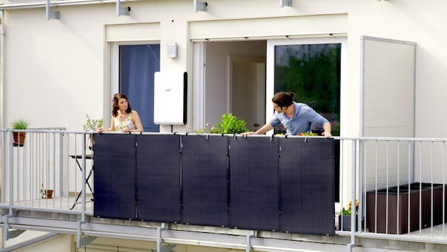 Strom von der Balkon-PV-Anlage kann direkt in das Netz der Wohnung eingespeist werden (Symbolbild). (Bild: EET)