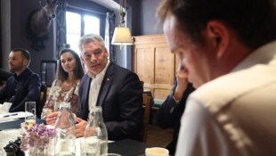 Bundeskanzler Karl Nehammer beim Treffen mit Journalisten.
