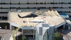 Ein Black Hawk landete am Dach des Wiener AKH (Bild: Bundesheer)