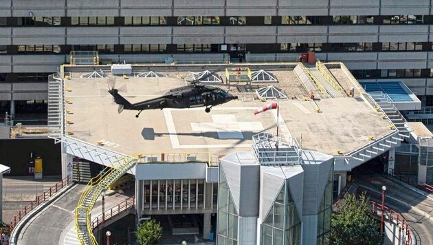 Ein Black Hawk landete am Dach des Wiener AKH (Bild: Bundesheer)