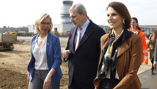 Karoline Edtstadler (right) and Leonore Gewessler - here at a 2023 construction site inspection with still-EU Commissioner Johannes Hahn - are (again) being touted as successors. (Bild: APA/Erwin Scheriau)