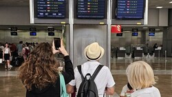 Zahlreiche Passagiere strandeten am Freitag, die Airline-Mitarbeiter waren wenig hilfreich. (Bild: Ed Ricker)