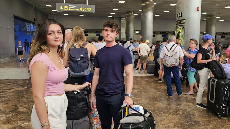 Der Wiener Songwriter Arian Bitschnau (22) alias „Gooze“ und seine Schwester Sara saßen mit den Eltern auf dem Flughafen in Teneriffa fest. (Bild: Ed Ricker)