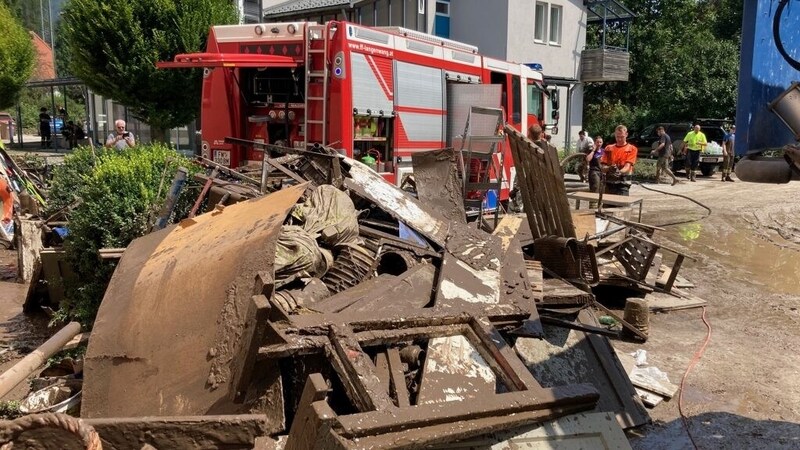 Auch am Freitag packten Hunderte Feuerwehrleute in Aflenz und Thörl an (Bild: BFVMZ)